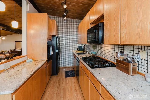 1046 Puget Drive SE, Port Orchard, WA 98366