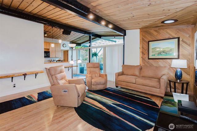 1046 Puget Drive SE, Port Orchard, WA 98366