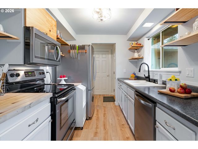 1318 Se BEAVER CREEK Ln, Troutdale, OR 97060