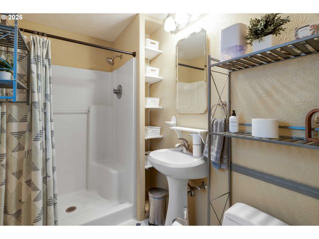 1318 Se BEAVER CREEK Ln, Troutdale, OR 97060