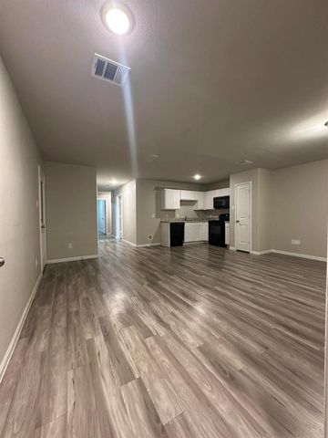 627 W Live Oak Street, Angleton, TX 77515