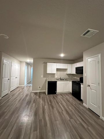 627 W Live Oak Street, Angleton, TX 77515