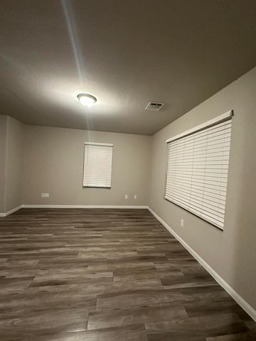 627 W Live Oak Street, Angleton, TX 77515