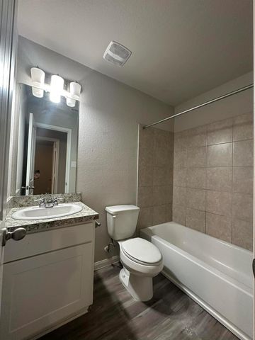 627 W Live Oak Street, Angleton, TX 77515
