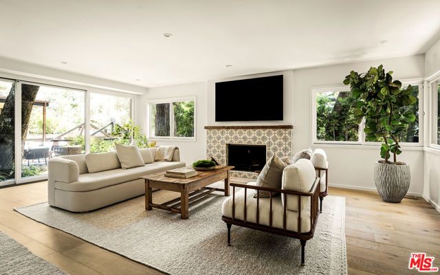 327 E Rustic Road, Santa Monica, CA 90402