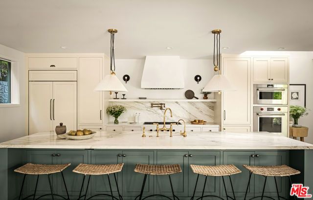 327 E Rustic Road, Santa Monica, CA 90402