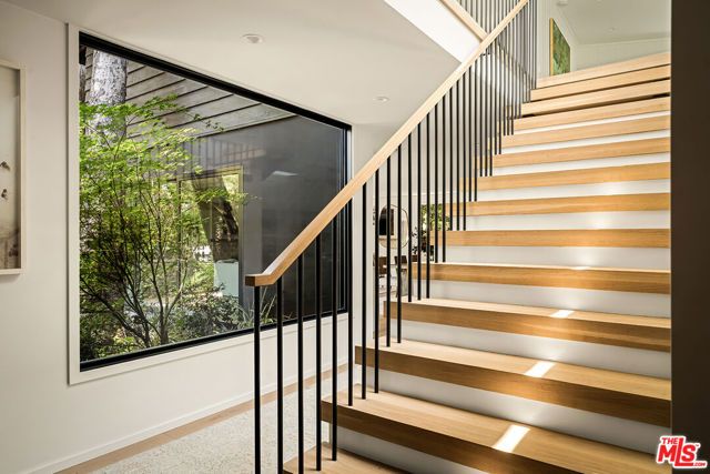 327 E Rustic Road, Santa Monica, CA 90402