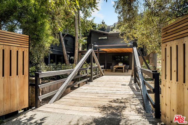 327 E Rustic Road, Santa Monica, CA 90402