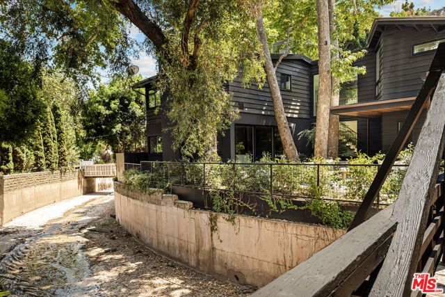 327 E Rustic Road, Santa Monica, CA 90402