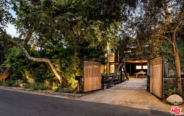 327 E Rustic Road, Santa Monica, CA 90402