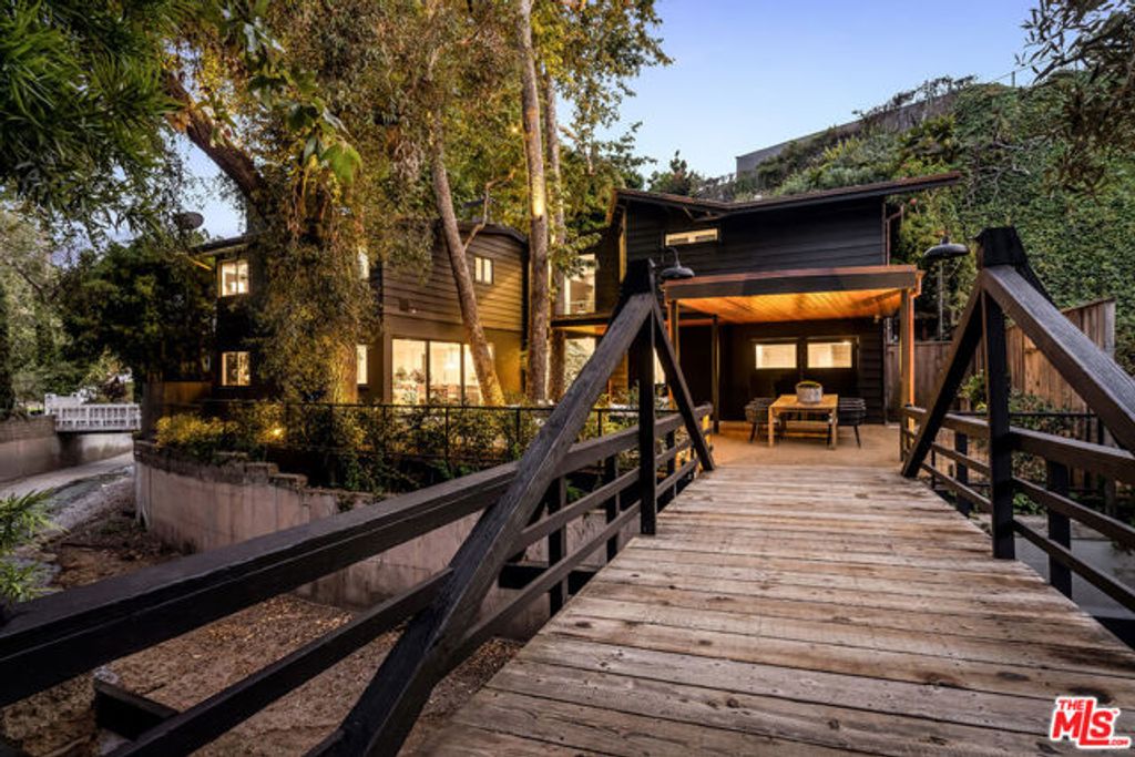 327 E Rustic Road, Santa Monica, CA 90402