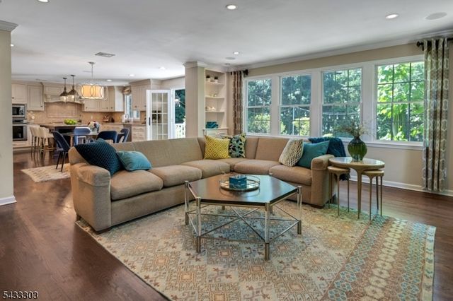 10 Fairview Ave, Summit City, NJ 07901