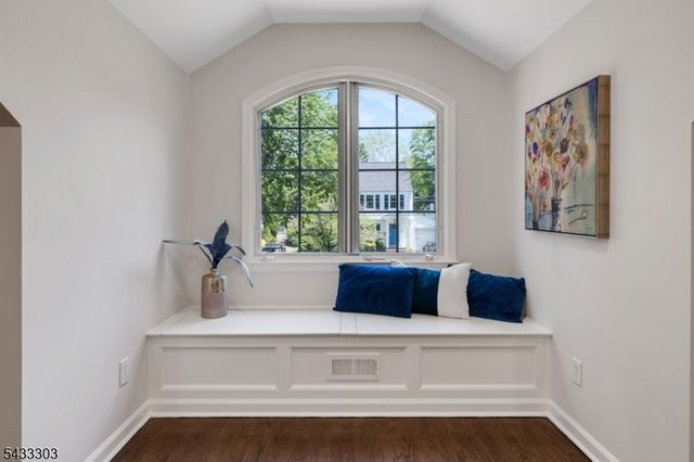 10 Fairview Ave, Summit City, NJ 07901