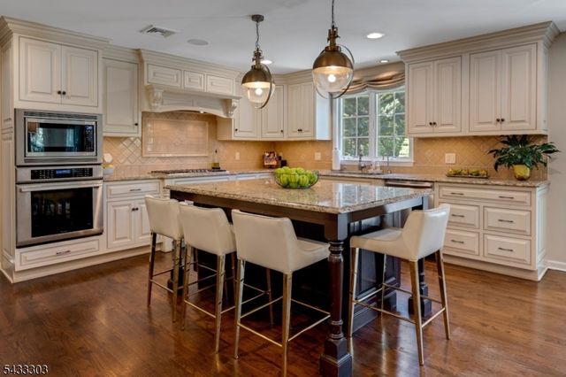 10 Fairview Ave, Summit City, NJ 07901