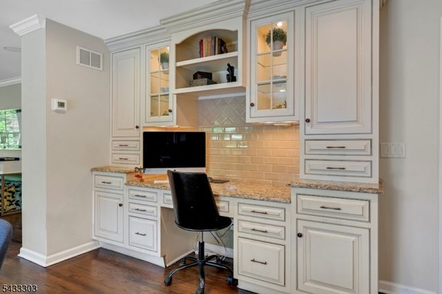 10 Fairview Ave, Summit City, NJ 07901