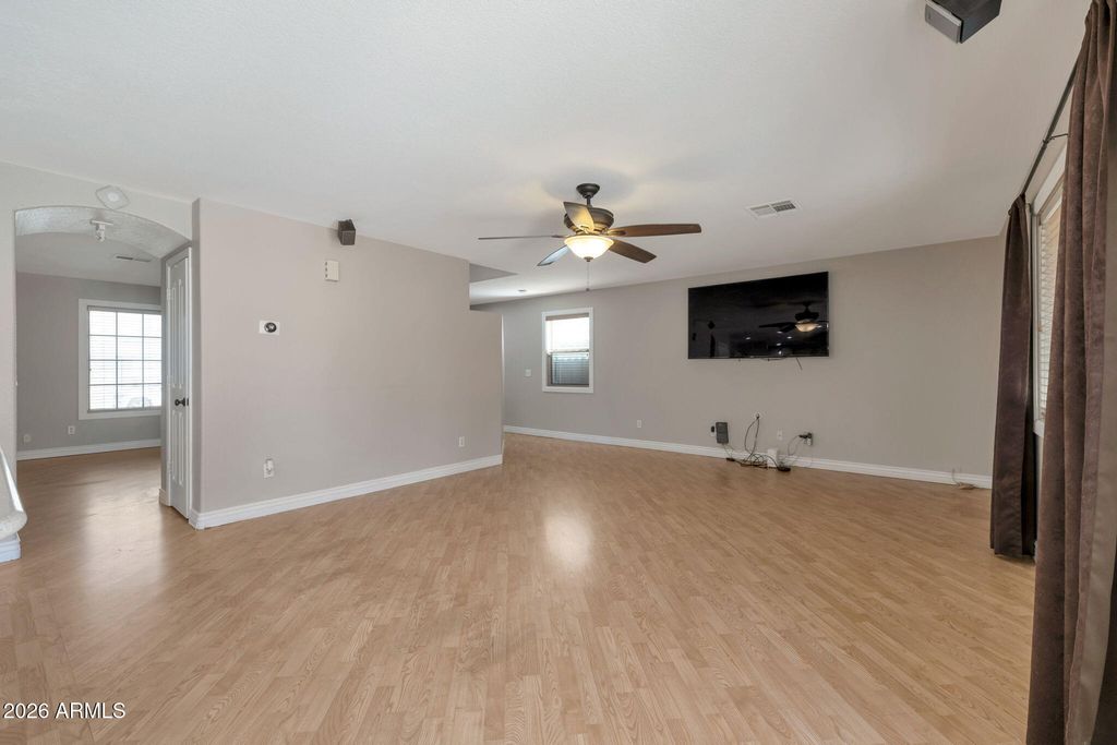 Image 11 of property listing at 18160 N 89TH Lane, Peoria, AZ 85382