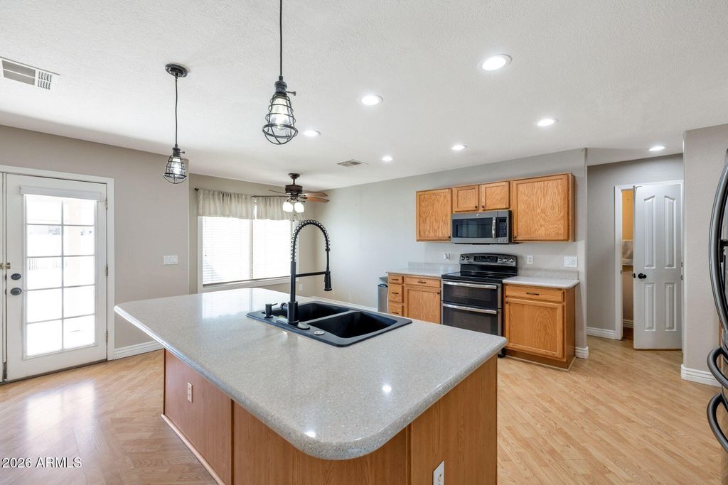 Image 14 of property listing at 18160 N 89TH Lane, Peoria, AZ 85382
