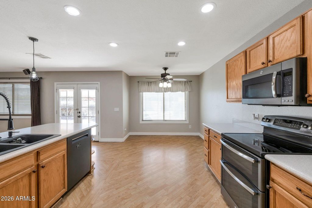 Image 15 of property listing at 18160 N 89TH Lane, Peoria, AZ 85382