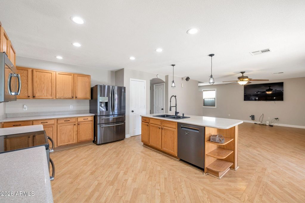 Image 17 of property listing at 18160 N 89TH Lane, Peoria, AZ 85382