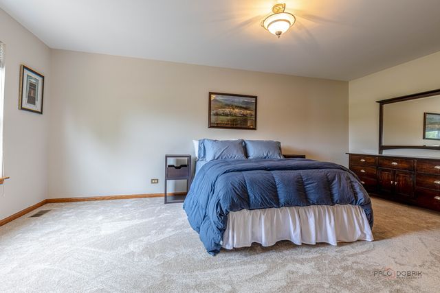 270 W Winding Trail Circle, Round Lake, IL 60073