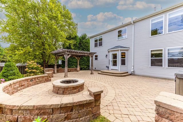 270 W Winding Trail Circle, Round Lake, IL 60073