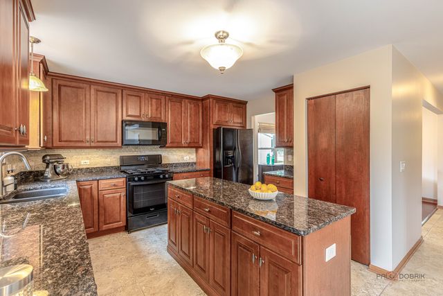 270 W Winding Trail Circle, Round Lake, IL 60073