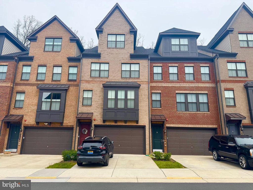 3795 RAINIER DR, Fairfax, VA 22033