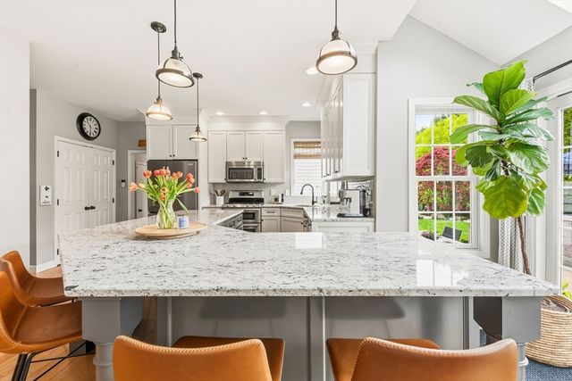 6 Hancock Rd, Franklin, MA 02038