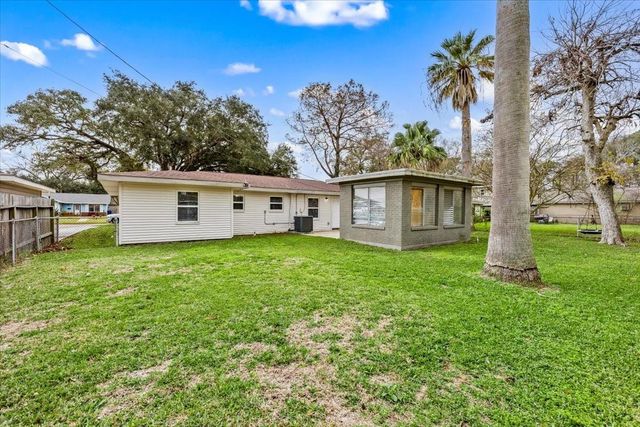 516 23rd Avenue N, Texas City, TX 77590