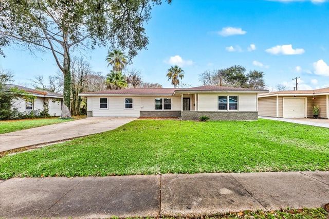 516 23rd Avenue N, Texas City, TX 77590