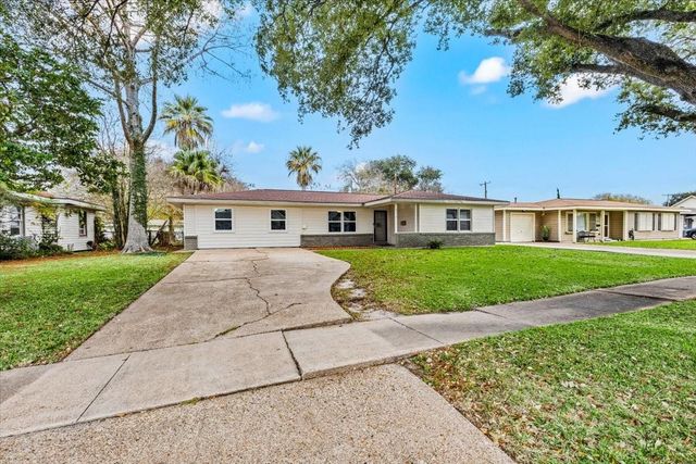 516 23rd Avenue N, Texas City, TX 77590