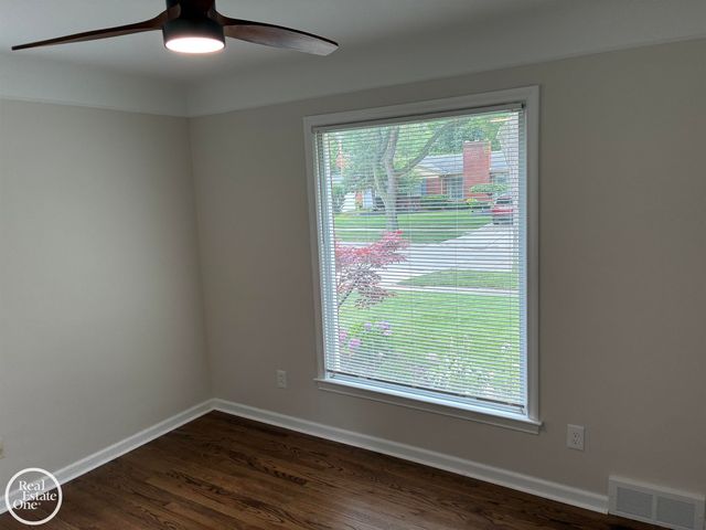 1072 S Brys Drive, Grosse Pointe Woods, MI 48236