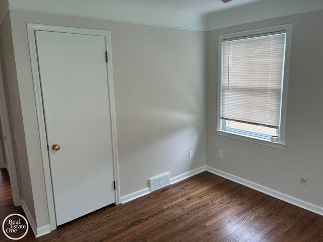 1072 S Brys Drive, Grosse Pointe Woods, MI 48236