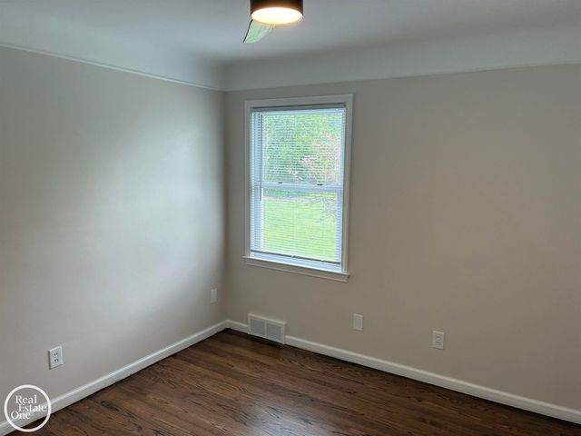 1072 S Brys Drive, Grosse Pointe Woods, MI 48236