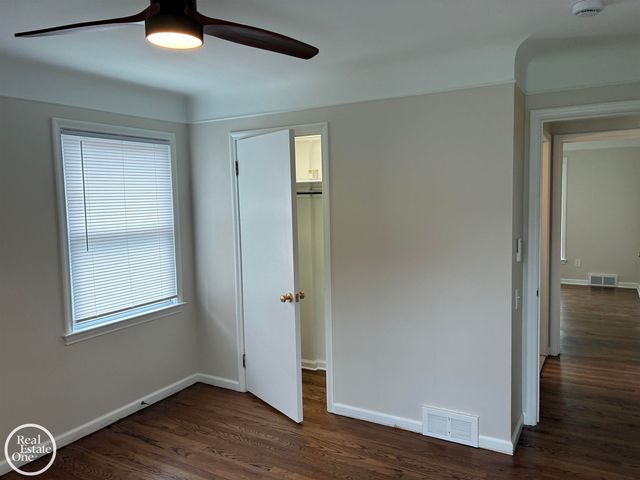 1072 S Brys Drive, Grosse Pointe Woods, MI 48236