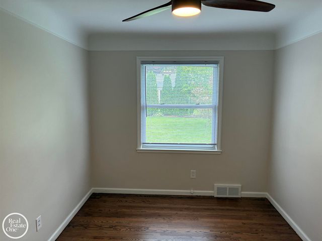 1072 S Brys Drive, Grosse Pointe Woods, MI 48236