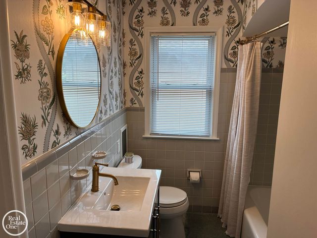 1072 S Brys Drive, Grosse Pointe Woods, MI 48236