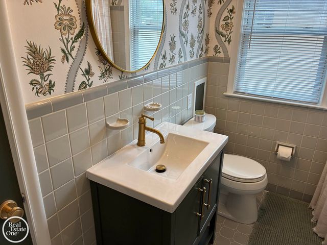 1072 S Brys Drive, Grosse Pointe Woods, MI 48236