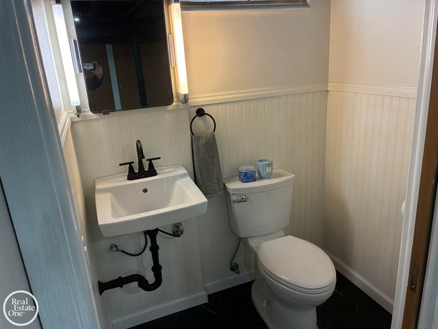 1072 S Brys Drive, Grosse Pointe Woods, MI 48236