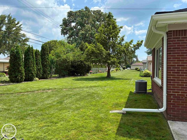 1072 S Brys Drive, Grosse Pointe Woods, MI 48236