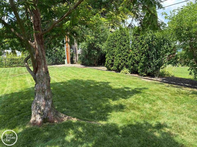 1072 S Brys Drive, Grosse Pointe Woods, MI 48236
