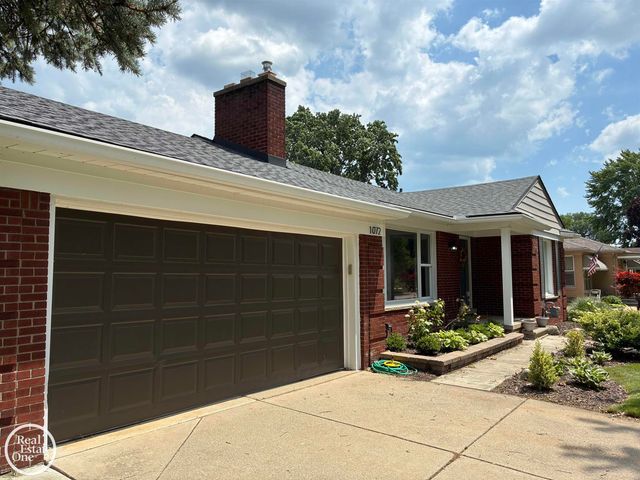 1072 S Brys Drive, Grosse Pointe Woods, MI 48236