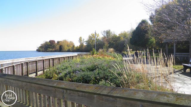 1072 S Brys Drive, Grosse Pointe Woods, MI 48236