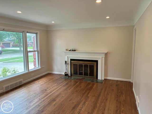 1072 S Brys Drive, Grosse Pointe Woods, MI 48236