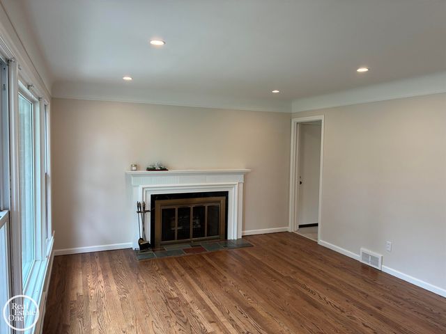 1072 S Brys Drive, Grosse Pointe Woods, MI 48236