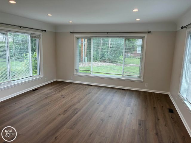 1072 S Brys Drive, Grosse Pointe Woods, MI 48236