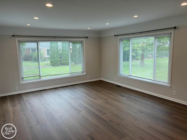 1072 S Brys Drive, Grosse Pointe Woods, MI 48236