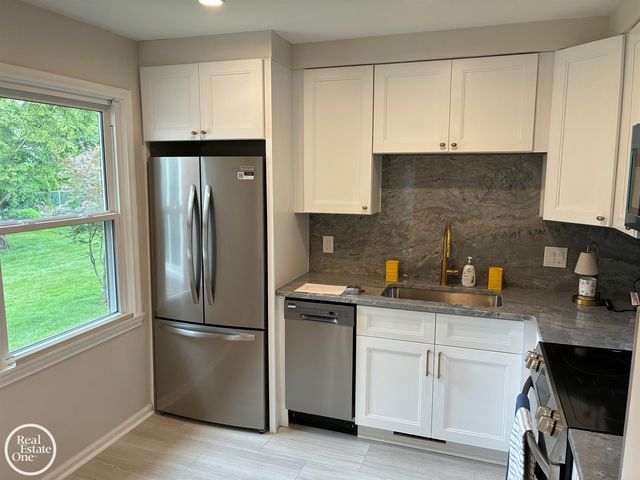 1072 S Brys Drive, Grosse Pointe Woods, MI 48236
