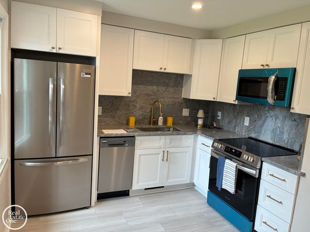 1072 S Brys Drive, Grosse Pointe Woods, MI 48236