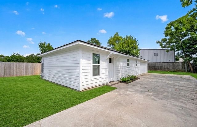 911 Bennington Street, Houston, TX 77022